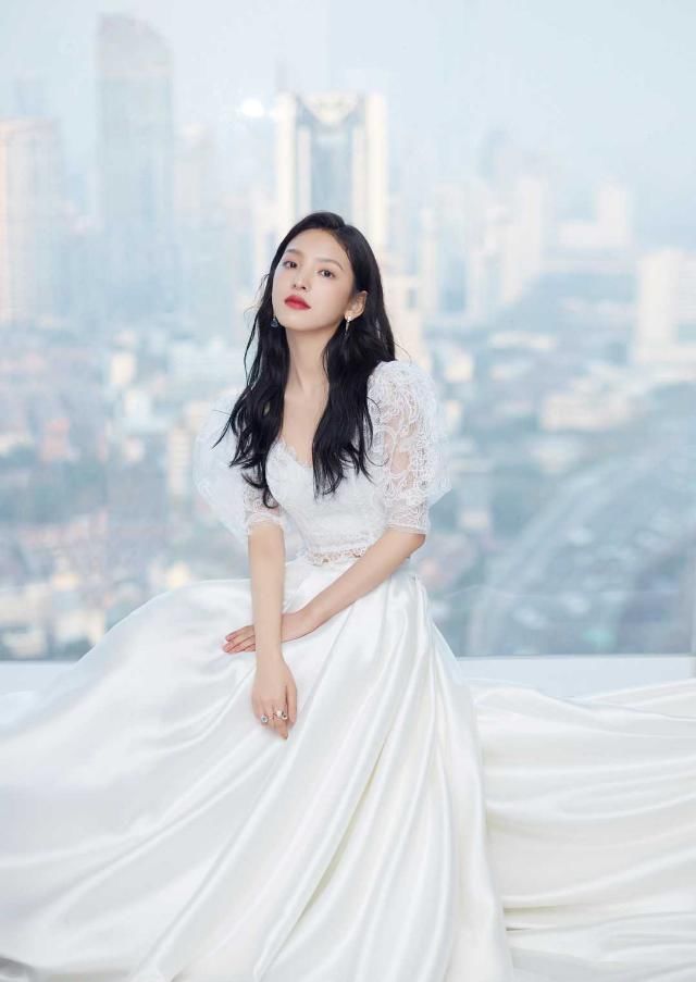  刺绣图案：章若楠气质开挂，泡泡袖蕾丝上衣搭配半身裙，秒变成清纯女神