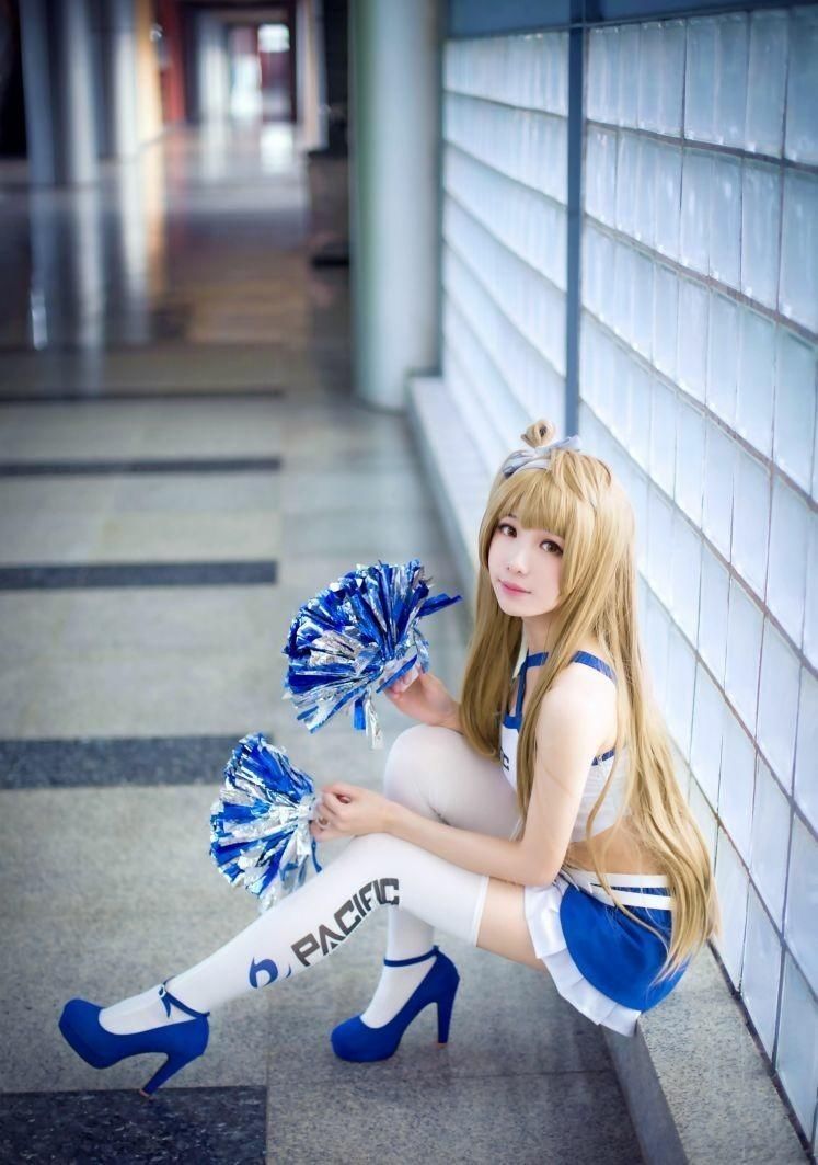 COSPLAY:白丝长腿小姐姐COS来袭，长腿吸睛!就问你喜不喜欢!