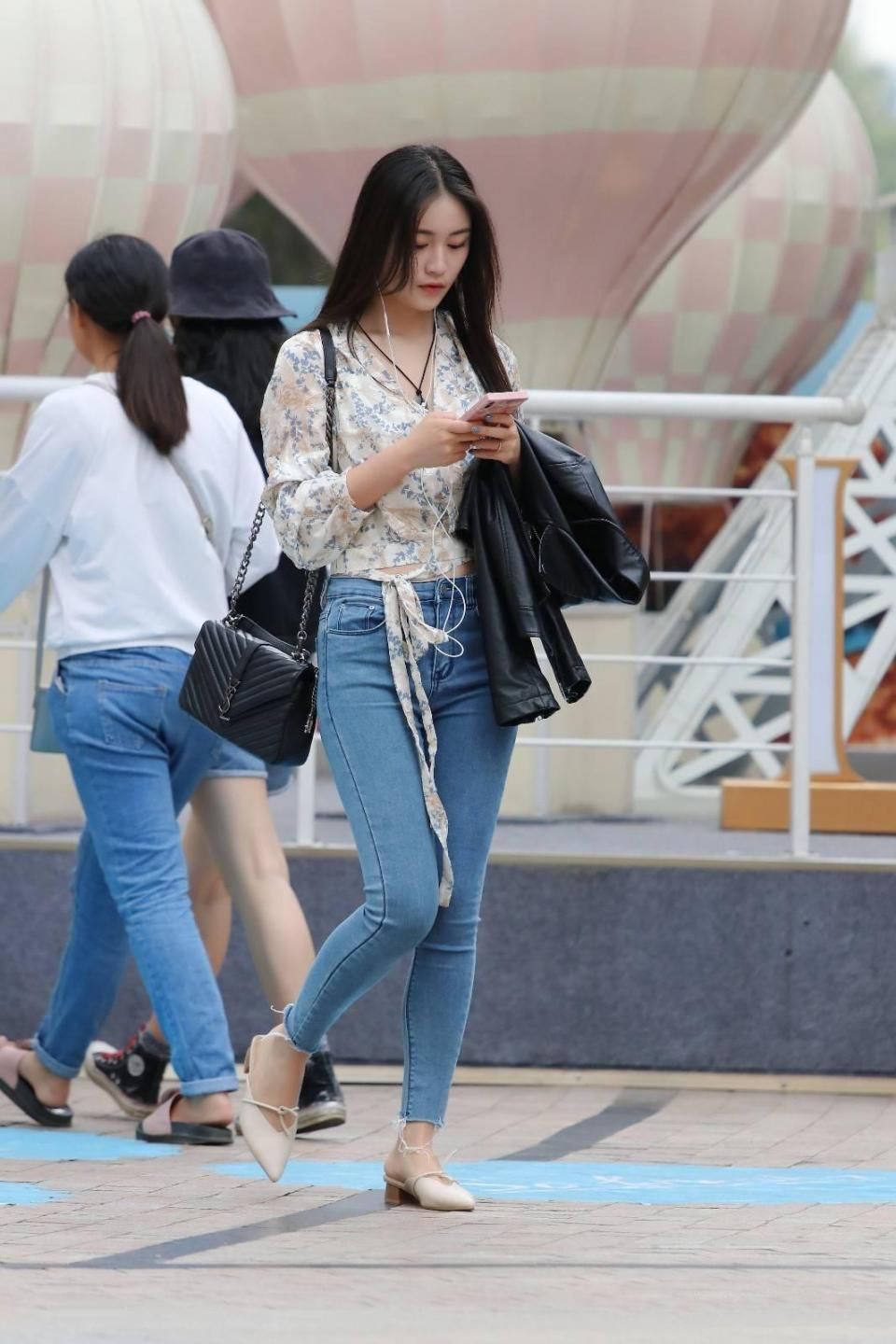 街拍：小姐姐身材矮小，长了一张娃娃脸，非常的清纯可爱。