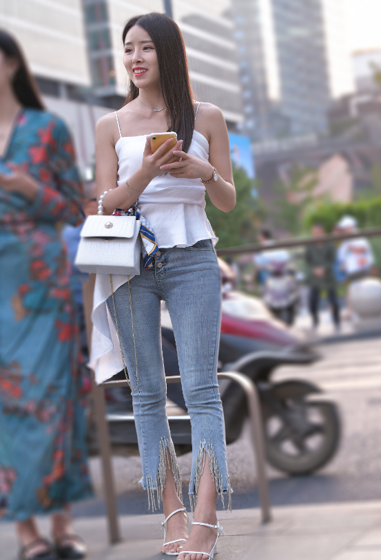 『款式的衣服』白色吊带上衣搭配流苏牛仔裤, 时尚又优雅