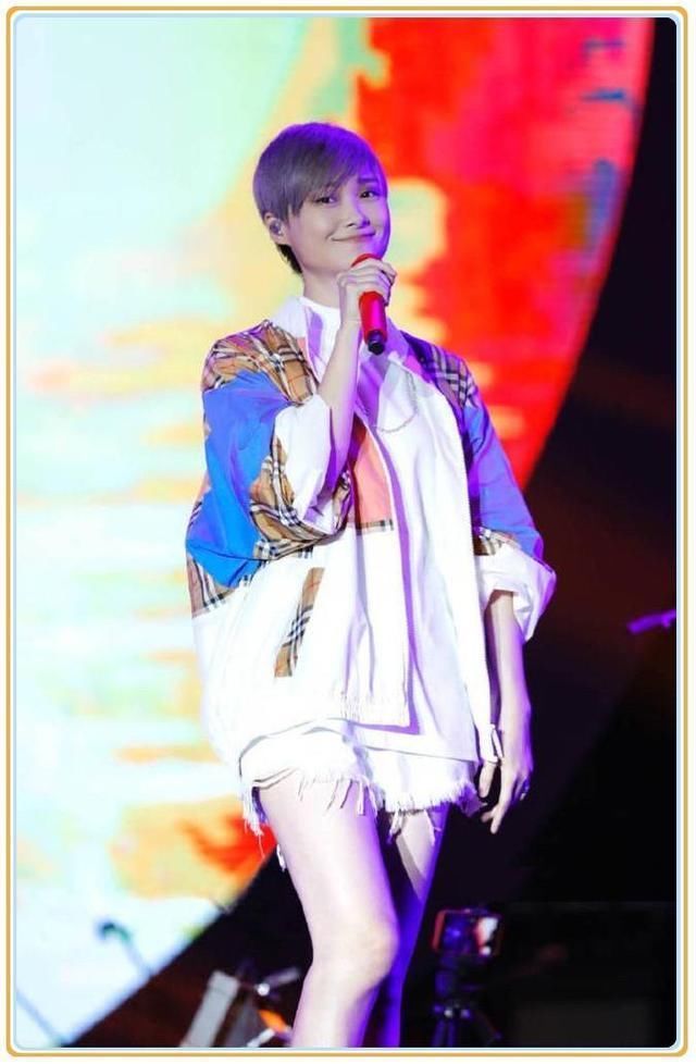 江疏影厉害！168穿格纹外套竟不输175李宇春，网友：主要看女人味