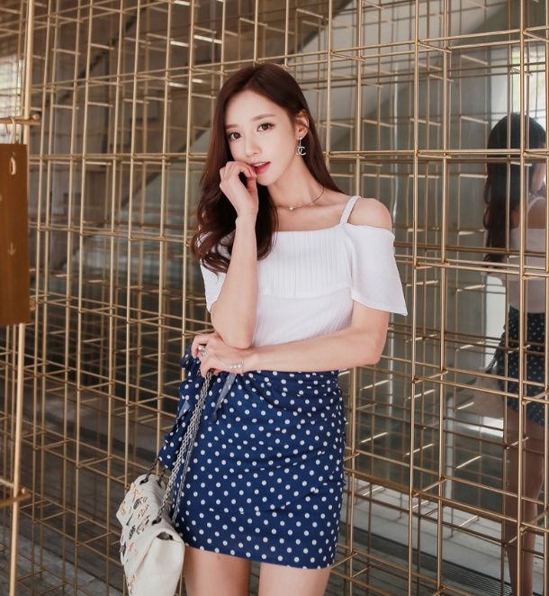 漂亮的紧身裙美女新颖出彩的打扮，穿出美丽身姿!