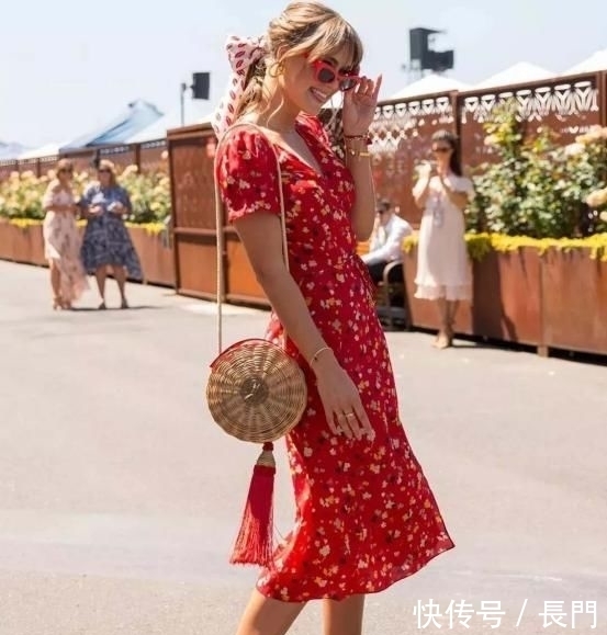 女人■中年的你还在穿紧身裤?优雅女人都穿裙子了,时髦又减龄