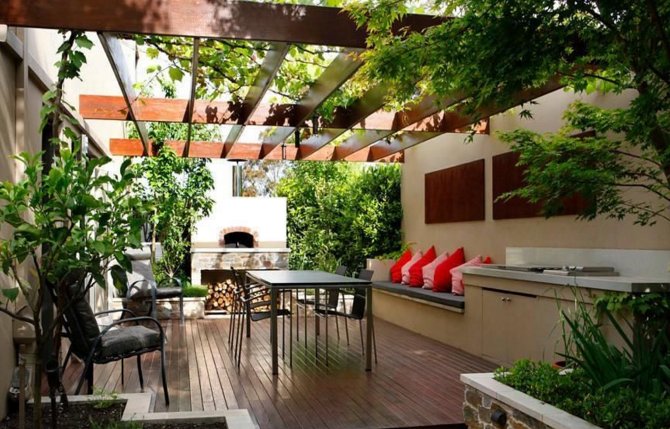 好久没坐公交，无意间看到高层住户家阳台，真有潮流，拍照回去学