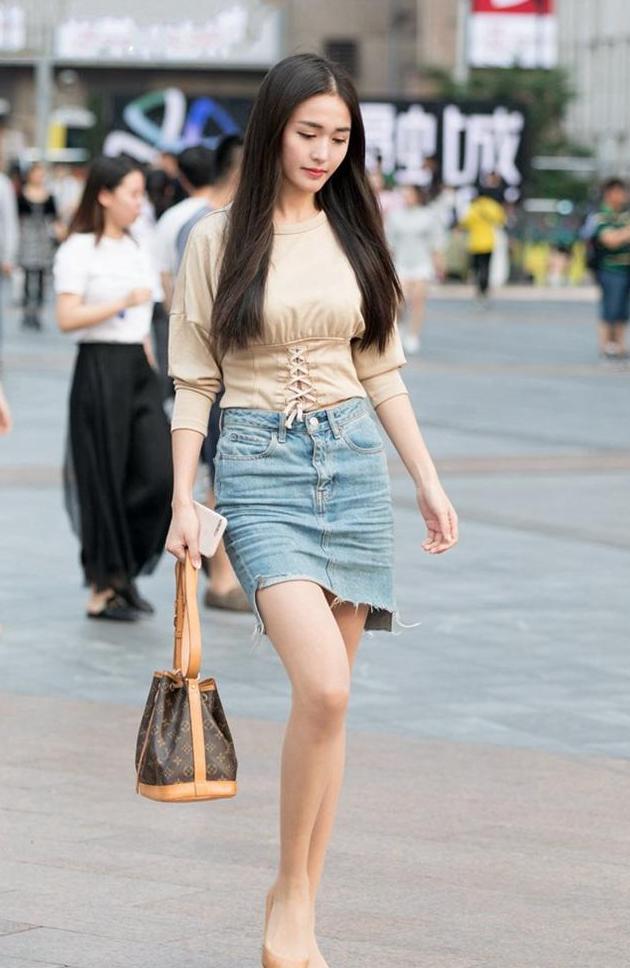 身形苗条的女生, 休闲又紧致修身的打扮, 满满是回头率