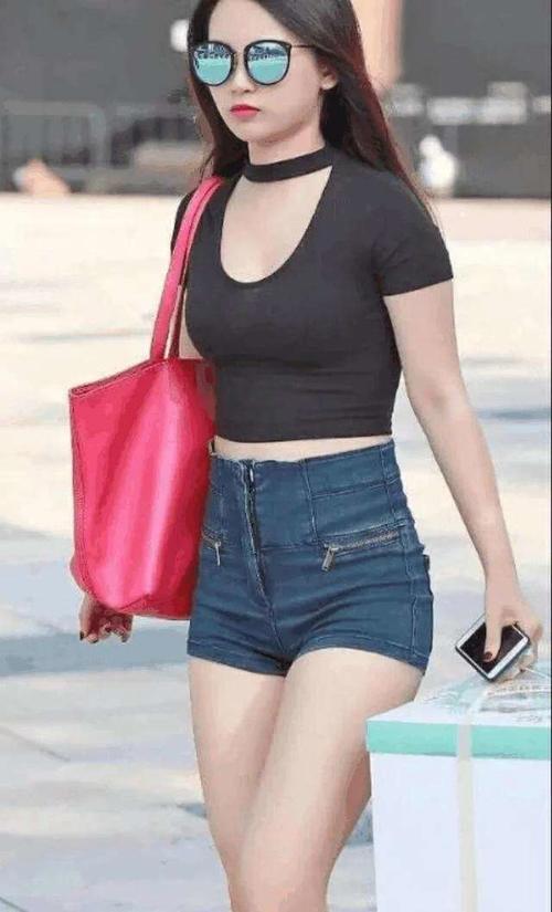 美女身穿一袭紧身长裙，不仅时尚精致，尽显女性的优雅韵味！