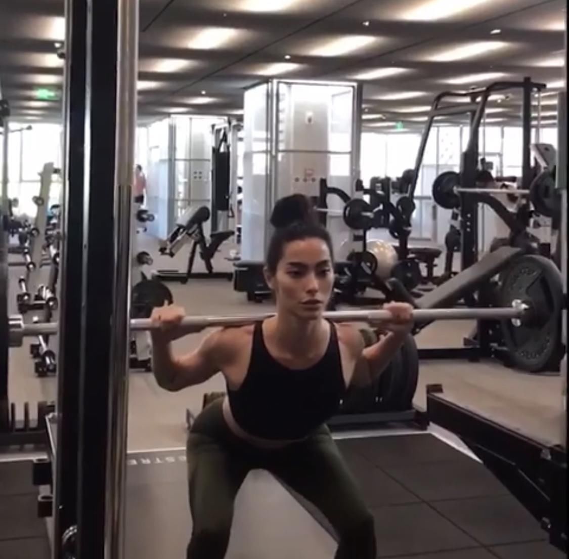 不爱穿Bra和裤子的潮流女神，让人看了就血脉喷张!