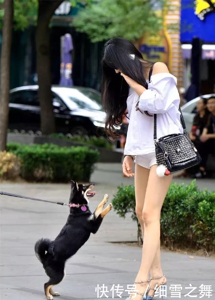 身上穿着一:美女街拍: 小姐姐出街穿高跟鞋,搭配紧身的白色短裤,美腿显得紧致与修长
