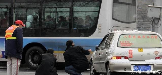 碰瓷集团遭人恨,为求逼真先断手臂再诈财,合作天衣无缝