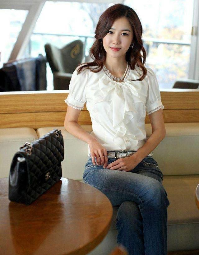 经典不失女性的优雅美感，牛仔裤演绎简约与柔美的时尚