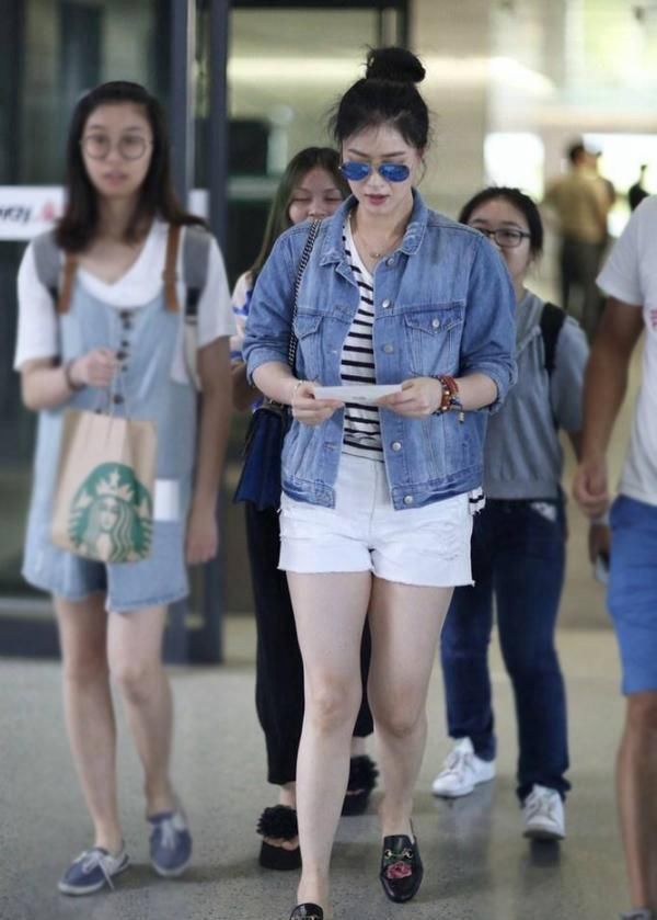蒋欣机场又穿短裤露腿，虽说是微胖身材，却格外好看？