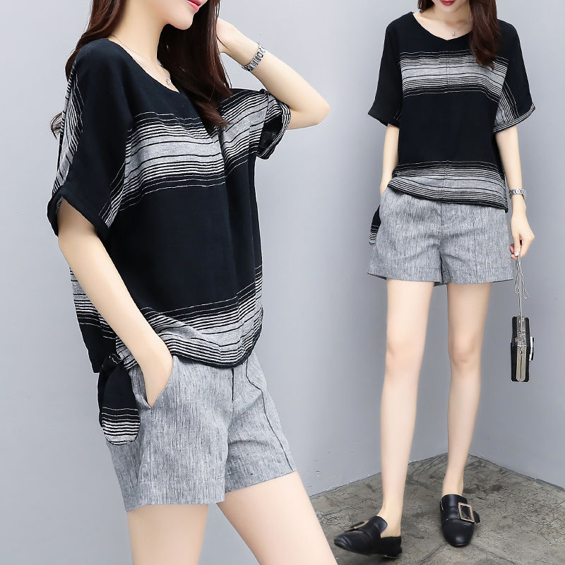 别傻傻T恤配牛仔?又丑又土!今年流行棉麻衫+短裤，轻便还美丽