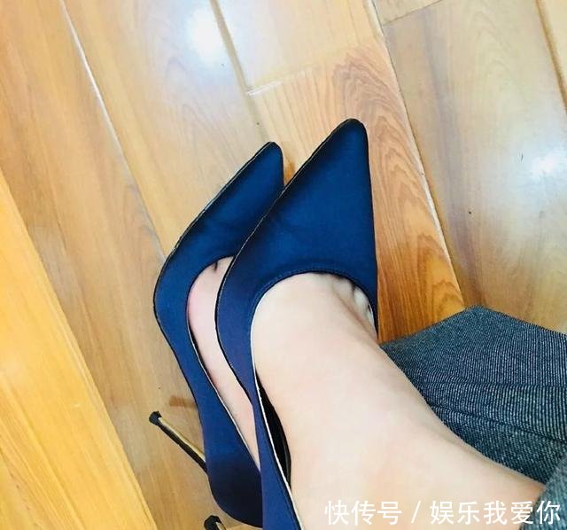 一双精致有度的尖头细高跟带你重回年轻时光
