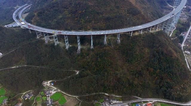  过山车|中国这座大桥被夸“建得像龙”，跨越2座大山，司机像在