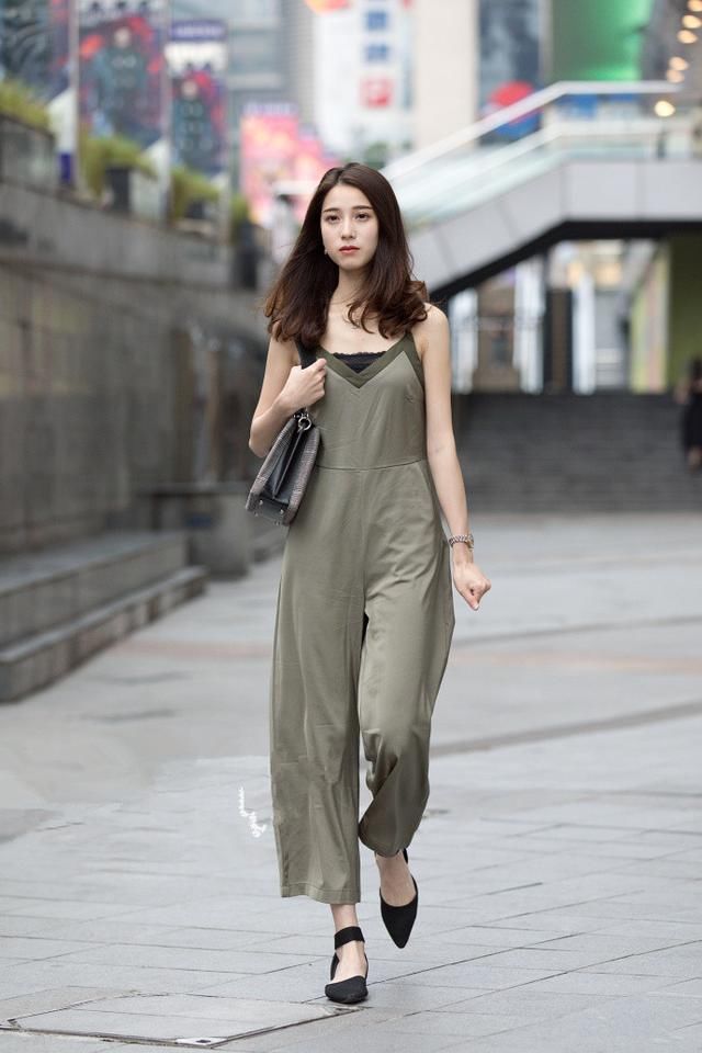 街拍,五款初秋的时尚穿搭,看着低调,穿着洋气,出门更时尚