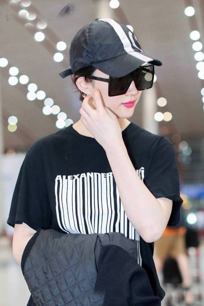 谁还敢说刘亦菲胖?最新街拍换了这身潮服的她,明明瘦了不止10斤