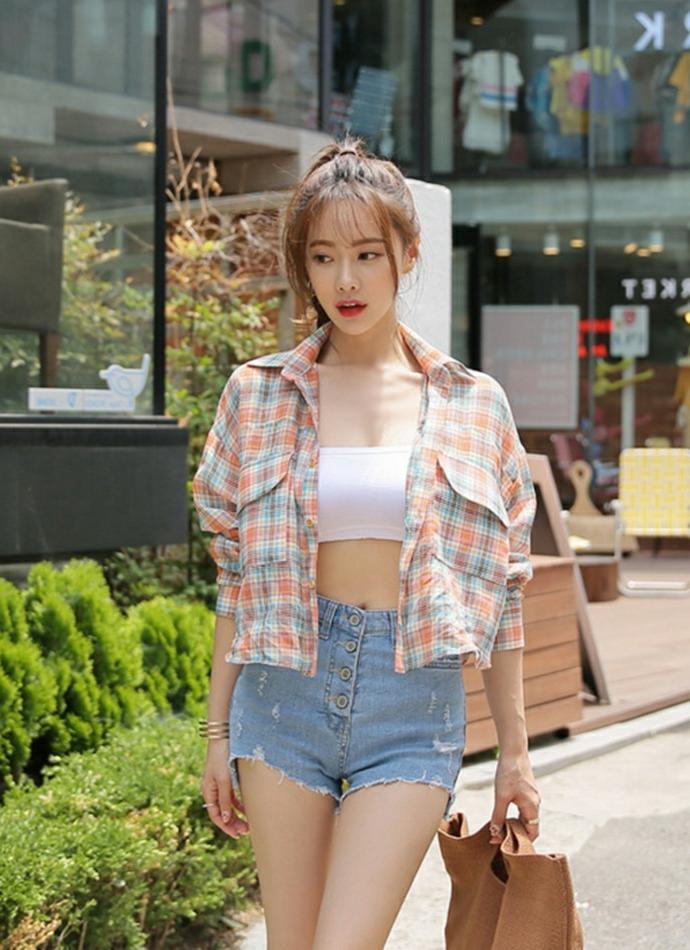 夏日清凉的新款超低抹胸装，性感迷人小姐姐摆起俏皮姿势，大秀修