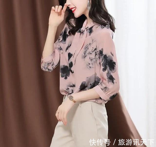  [显嫩]今年巨火的一款上衣，叫“春小衫”，洋气又显嫩，出门游玩很显瘦