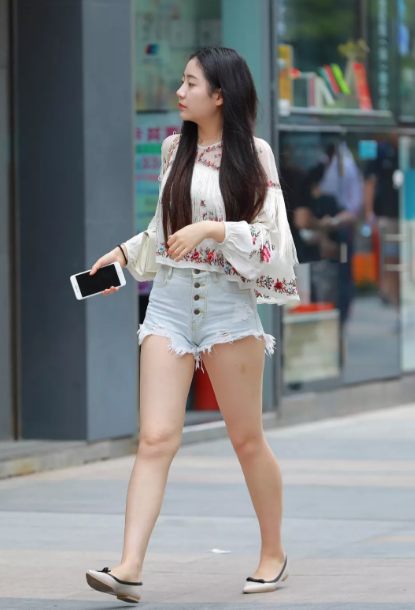 街拍时尚热裤长裙美女集合