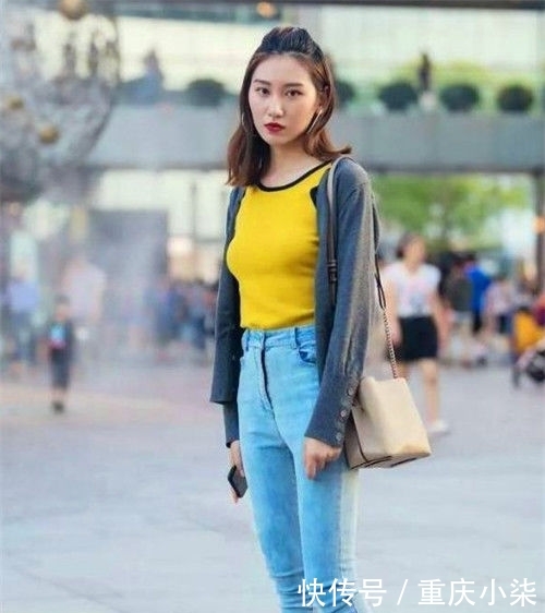 #展现#街拍:眉清目秀的小美女,一件时尚的连衣裙,展现成熟女人魅力