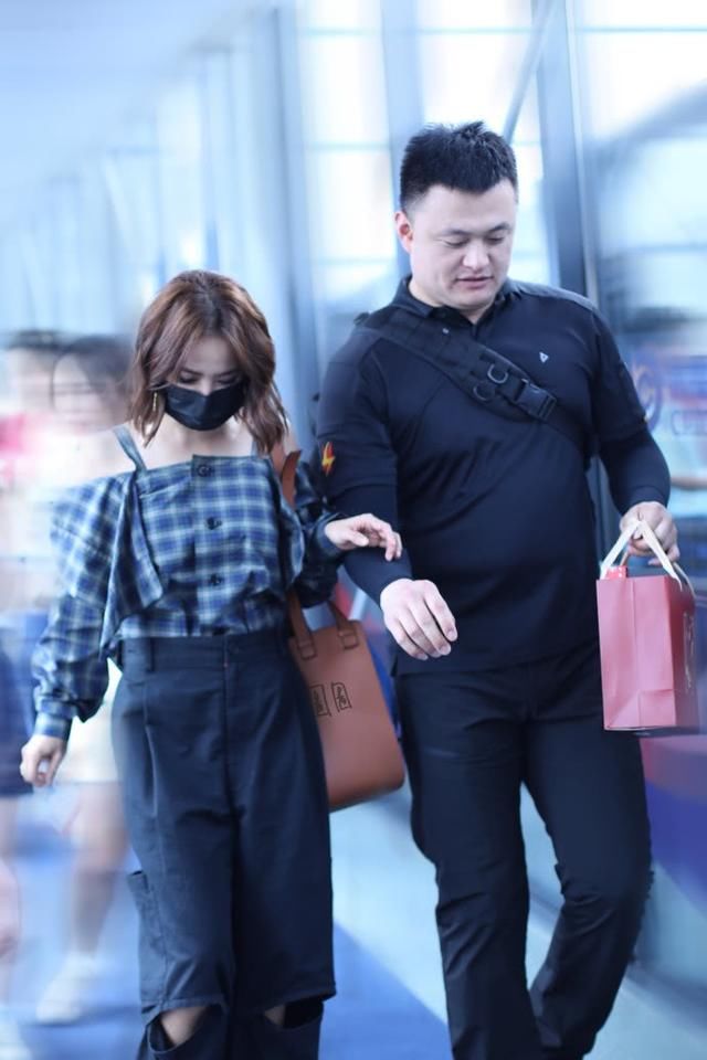 蔡依林机场大秀美肩，鞋子穿太高，连走路都要扶着保镖!