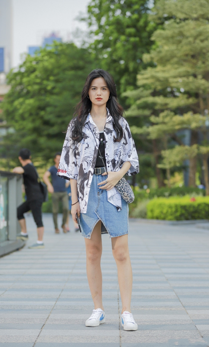 街拍时尚路人,曲线动人顾盼生辉,精致与酷炫你喜欢哪个?