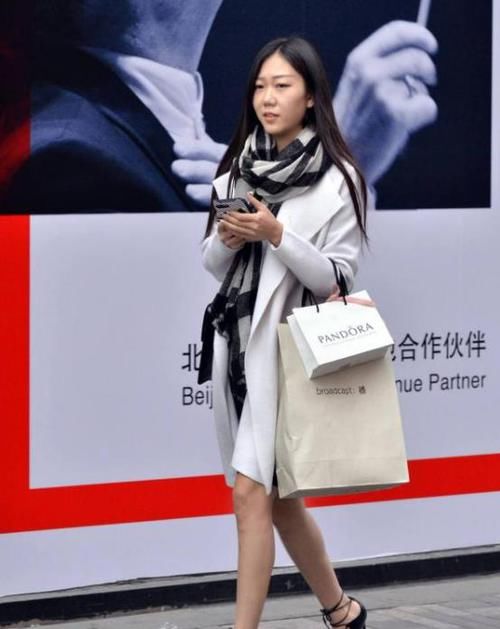 热裤■街拍：亭亭玉立的小姐姐，一件黑色短袖配牛仔热裤，青春靓丽气息