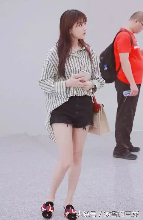 当76斤鞠婧祎撞上100斤李艺彤，终于知道铅笔腿和筷子腿谁厉害了