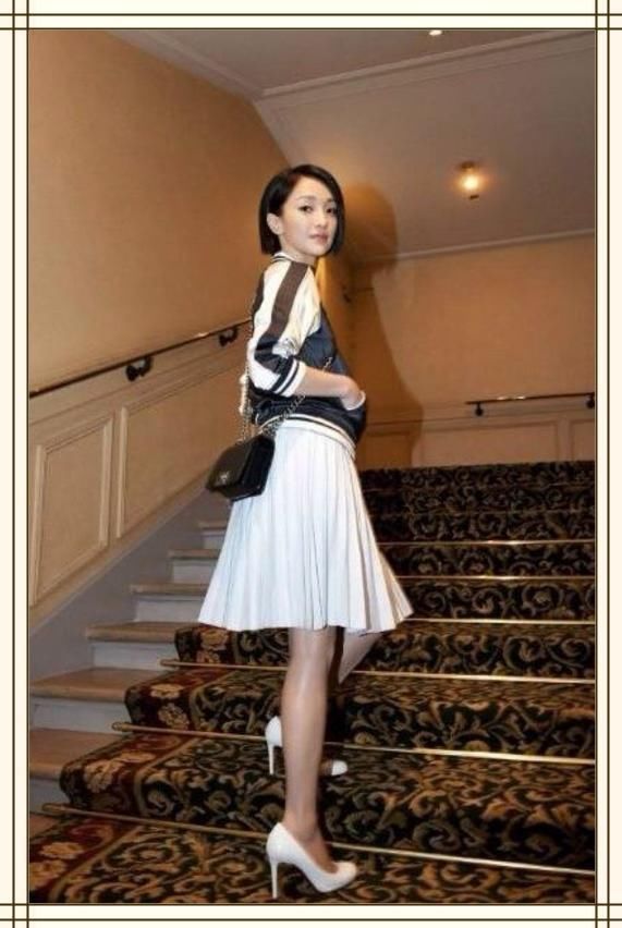 周迅这裙子是有多瘦？一走路腿上褶皱逼死强迫症，还是换回裤子吧