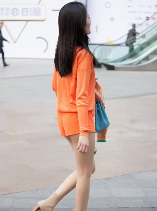  [衣服]小姐姐的衣服亮了：前面看是上衣和裤子，后面看却像连体裤，牛！