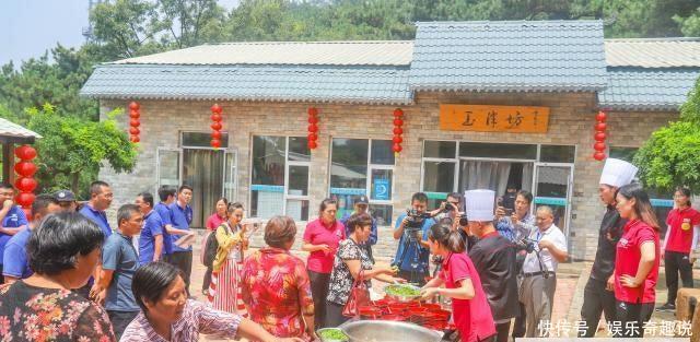 山东一5A景区怪景象,羊汤售价一元,游客坐在山洞里喝汤