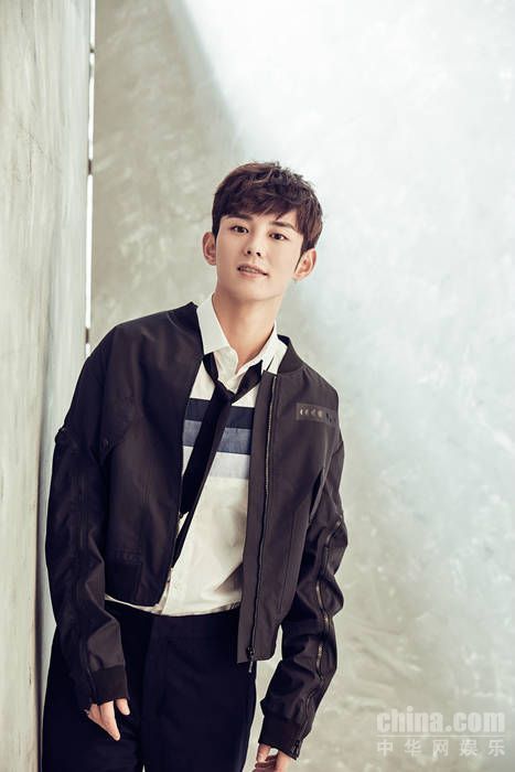 蓝博黑色夹克写真曝光 青春帅气时尚感MAX
