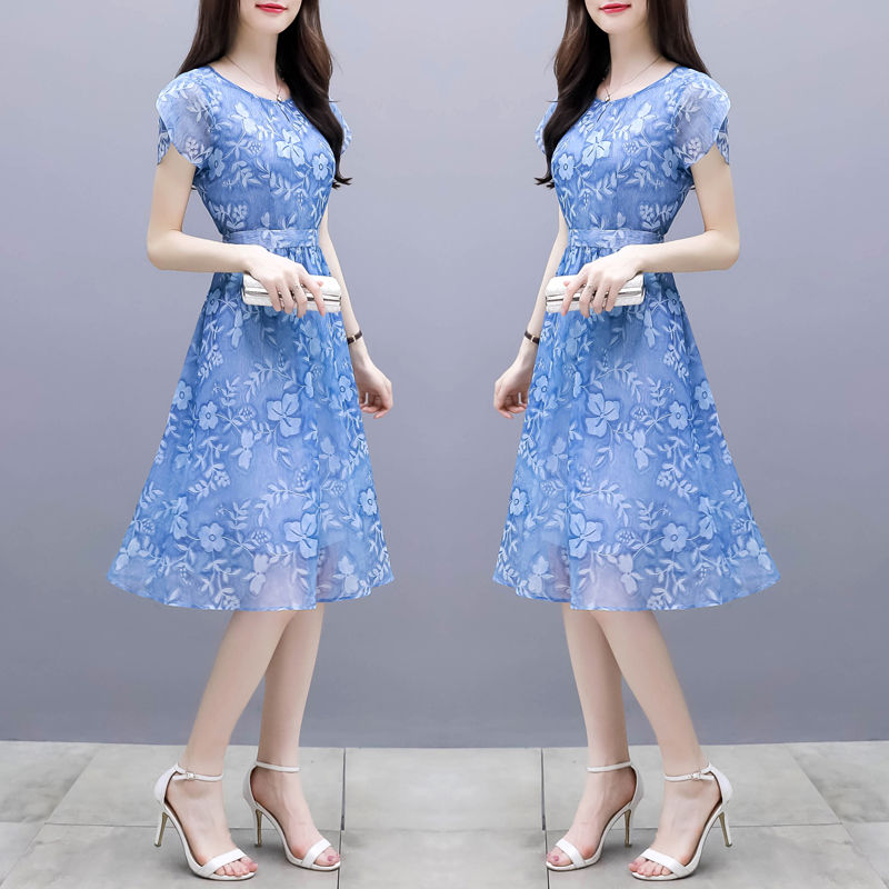 “冷淡风”裙子红得发紫，30-50岁女人穿特美，甜美显白嫩