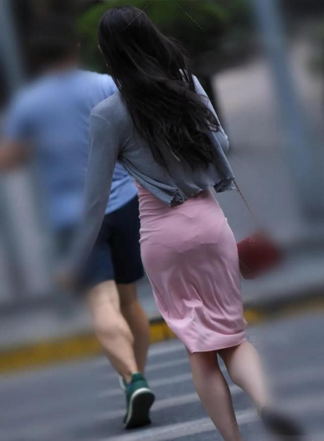  粉色|一条“普通的”粉色吊带裙, 却“遮不住”你的美丽