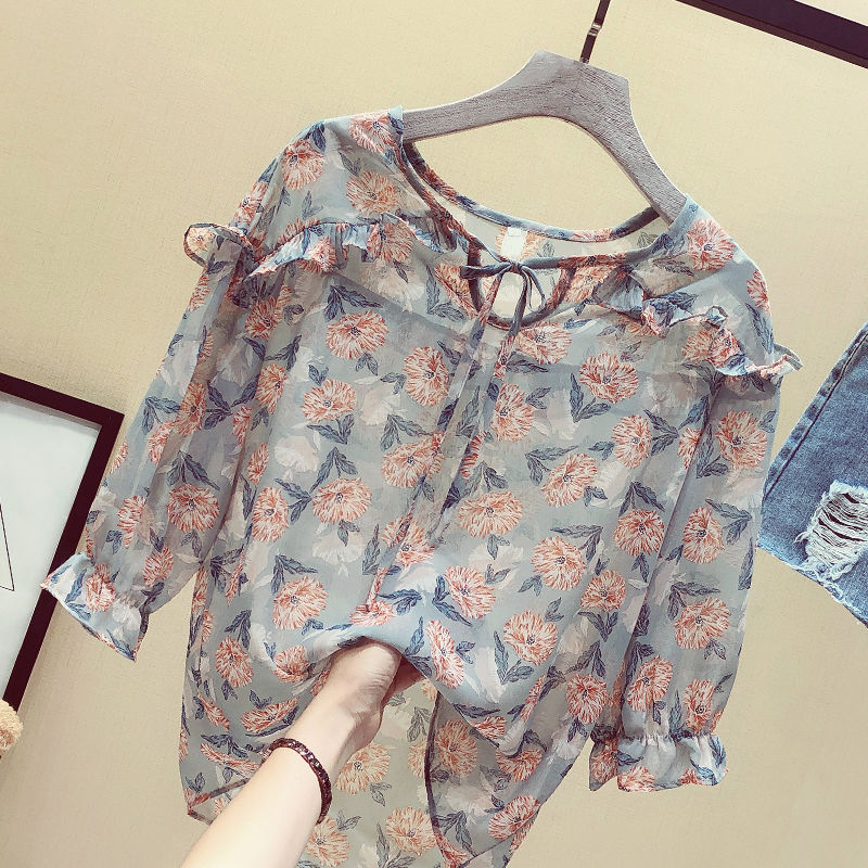 出去玩，穿裙子不方便!45岁婆婆穿这小衫，配萝卜裤，美过风景