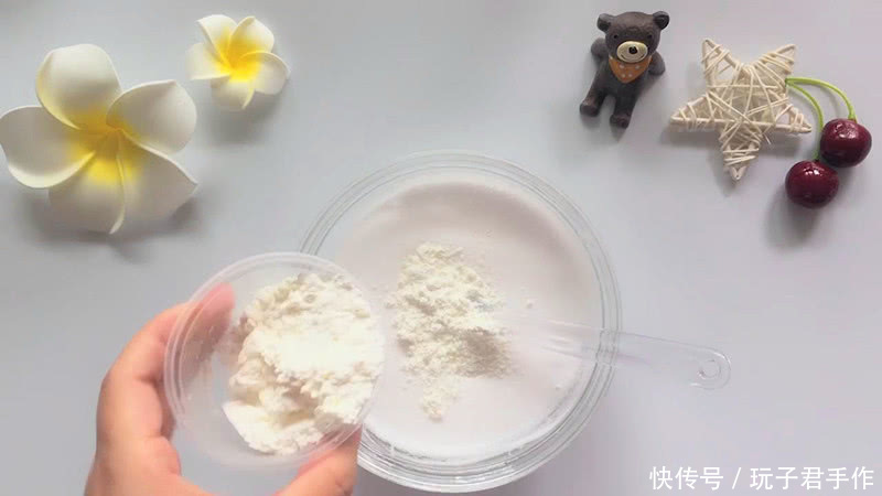 用淀粉自制奶油起泡胶,拉起来纹路超级多,戳起