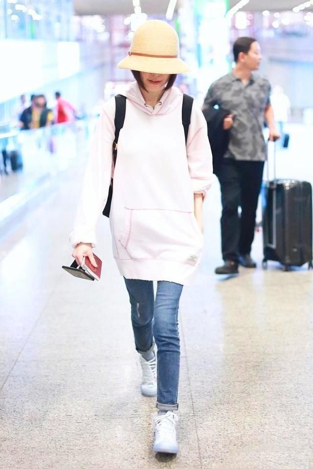 街拍:图1鲁豫这腿简直了!穿这样不热么?图2胸前“挖空”抢镜!