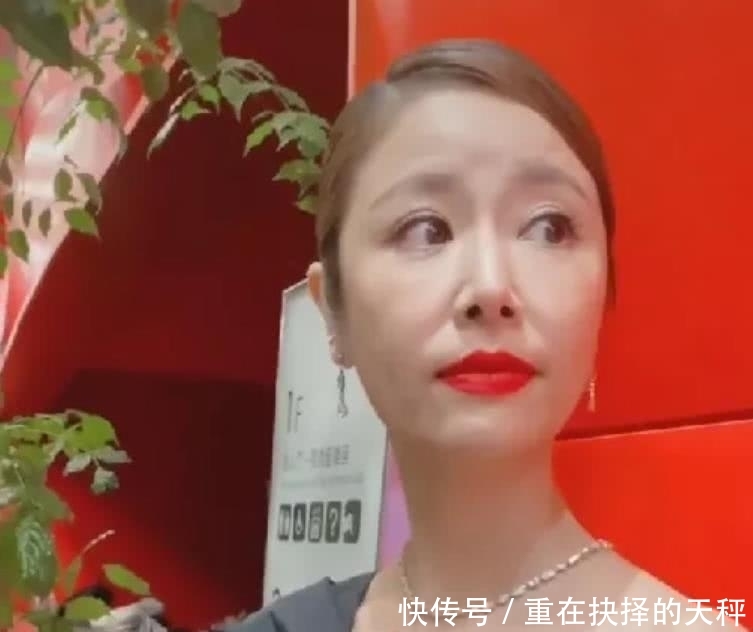 【滤镜】林心如“真人”长什么样?偶遇粉丝被关滤镜,看清正脸那刻:确定43岁了?