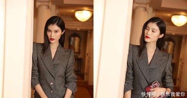 何穗现身时装周看秀，干练西装搭配明艳红唇，气场强，攻气十足