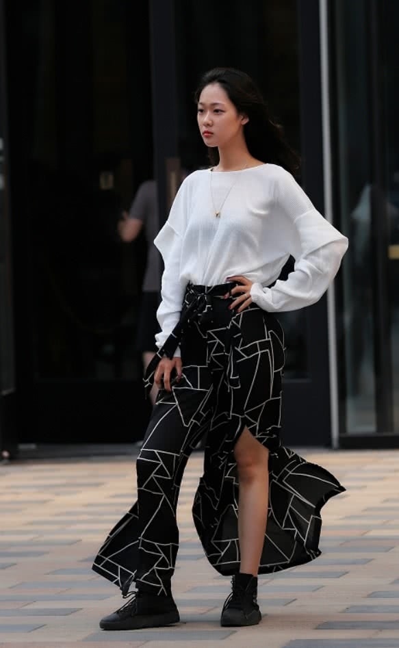 街拍：穿着清新白皙的小姐姐，身材苗条俏皮明艳！