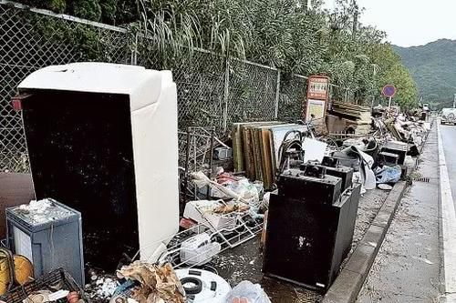  「灾民」超强台风过后日本灾民排队扔垃圾：严格分类，码放整齐
