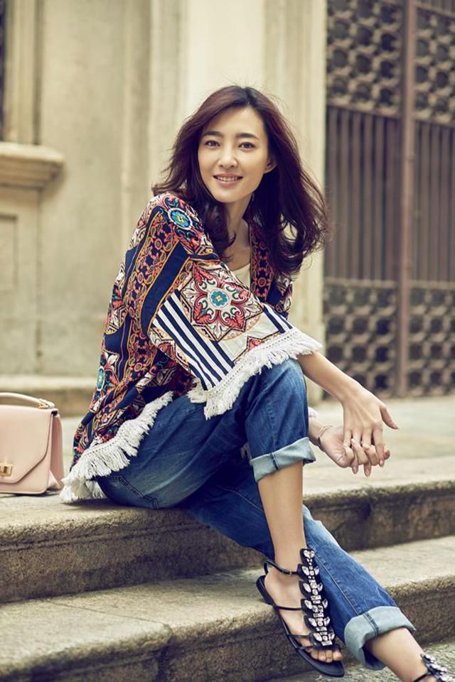 可成熟，可清新，可御姐，王丽坤简单短袖搭渔夫帽把人美哭