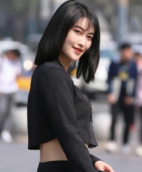 【清爽】街拍:清新甜美的小姐姐,一件白色上衣配蓝色牛仔裤, 时尚清爽