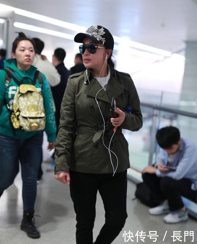 『 刘晓庆』手上皱纹暴露年龄,67岁还想“勒”出小蛮腰,刘晓庆素颜走机场