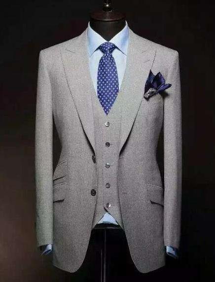 她做私人定制服饰，一件西服定价6000，店内顾客络绎不绝