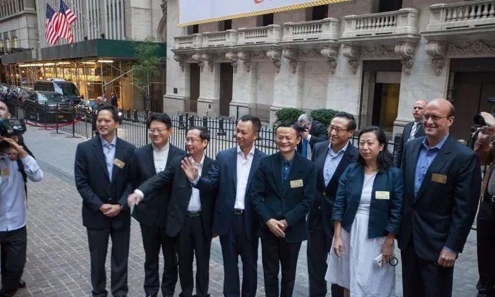 雷军上市敲钟穿得像新郎，画风喜庆我不敢看，史上最全敲钟攻略