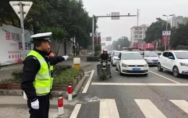新版“红绿灯”已经启用，车主快被整哭了，车主：1天能扣12分