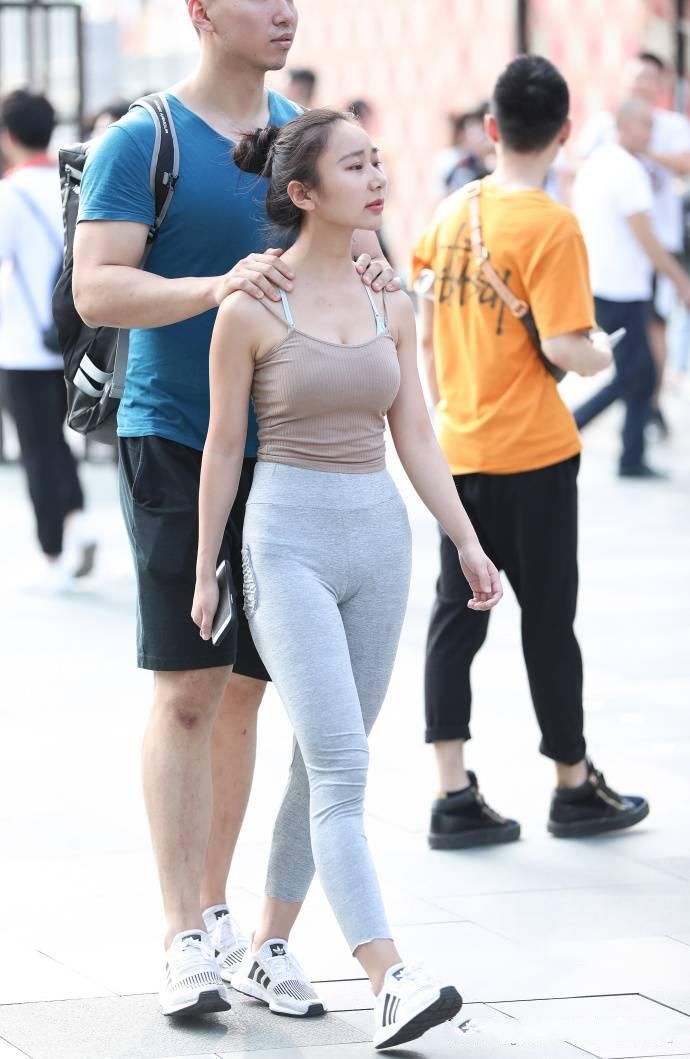 街拍，身材好的美女穿什么都好看!