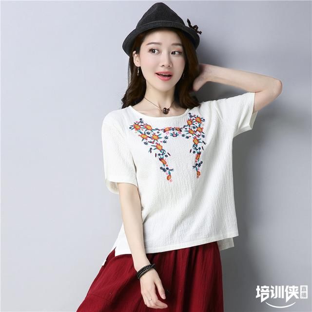 天热了！怕热女人尽量少穿连衣裙，多学下面女人这样穿小衫，很美