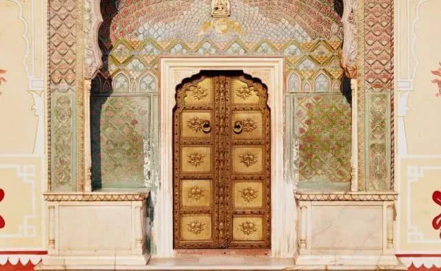 王子身价7亿，21岁有颜有才，请你住进他的皇宫，一晚 8000 美金